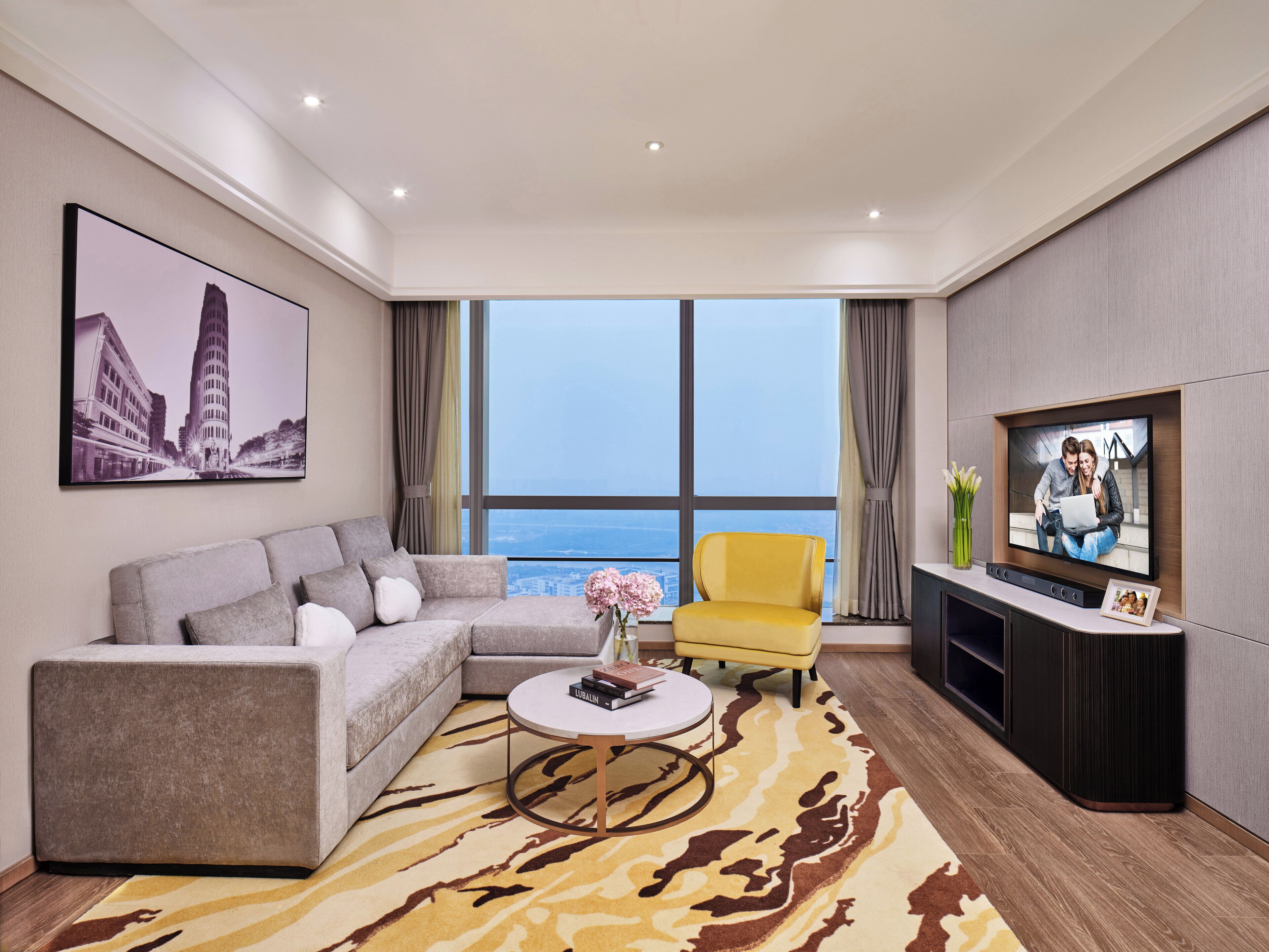 One-Bedroom Deluxe | Oppholdsområde | En 42-tommers LCD-TV med kabel-kanaler