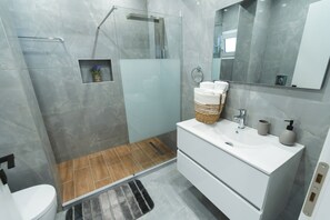 Een douche, een haardroger, handdoeken, zeep