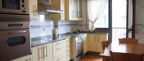 Batterie de cuisine, vaisselle et ustensiles