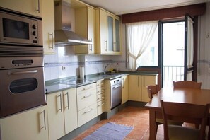 Batterie de cuisine, vaisselle et ustensiles