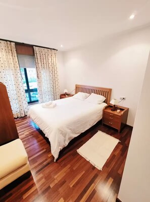 2 chambres, fer et planche à repasser, Wi-Fi, draps fournis