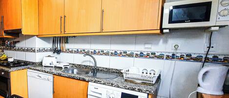 Kühlschrank, Mikrowelle, Ofen, Herdplatte