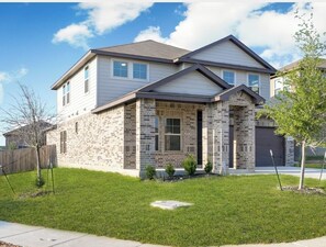 Exterior - The Munoz Palace

Delightful 5-bedroom house in San Antonio with WiFi, AC (San Antonio)