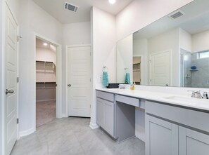 Bathroom - The Munoz Palace

Delightful 5-bedroom house in San Antonio with WiFi, AC (San Antonio)