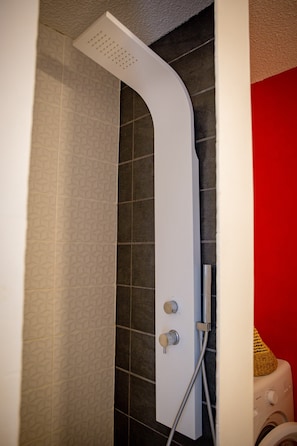 Hair dryer, towels, soap, toilet paper - ELEGANT & MODERN STUDIO (Gréoux-les-Bains)