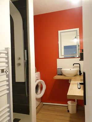 Hårtørrer, håndklæder, Sæbe, Toiletpapir