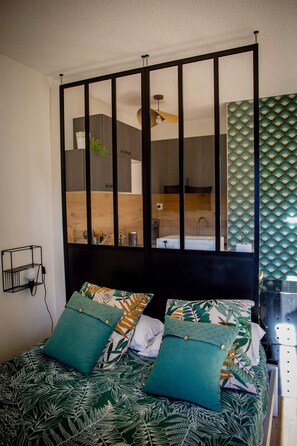 1 bedroom, iron/ironing board, WiFi, bed sheets - ELEGANT & MODERN STUDIO (Gréoux-les-Bains)