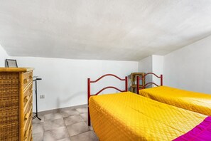 2 bedrooms, iron/ironing board, bed sheets