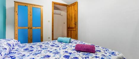 2 chambres, fer et planche à repasser, draps fournis