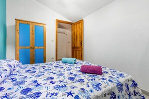 2 habitaciones, tabla de planchar con plancha y ropa de cama 