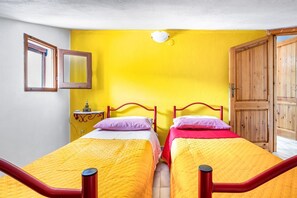 2 soverom, strykejern/-brett og sengetøy