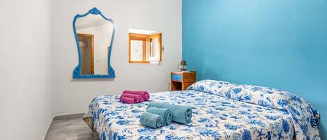 2 bedrooms, iron/ironing board, bed sheets