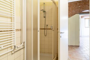 Ducha, secador de pelo y bidé