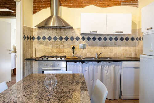 Colorful 60 sqm apartment, ideal for 4 people, located on the ground floor of a building with independent entrance (one step to access it). The property is located a few steps from the Villa Mimbelli Park, the suggestive Terrazza Mascagni and the Viale I