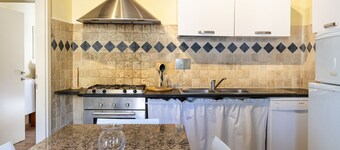 Colorful 60 sqm apartment, ideal for 4 people, located on the ground floor of a building with independent entrance (one step to access it). The property is located a few steps from the Villa Mimbelli Park, the suggestive Terrazza Mascagni and the Viale I