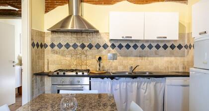 Colorful 60 sqm apartment, ideal for 4 people, located on the ground floor of a building with independent entrance (one step to access it). The property is located a few steps from the Villa Mimbelli Park, the suggestive Terrazza Mascagni and the Viale I