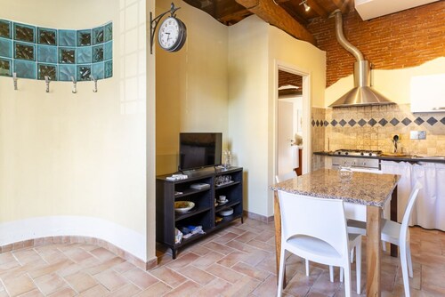 Colorful 60 sqm apartment, ideal for 4 people, located on the ground floor of a building with independent entrance (one step to access it). The property is located a few steps from the Villa Mimbelli Park, the suggestive Terrazza Mascagni and the Viale I