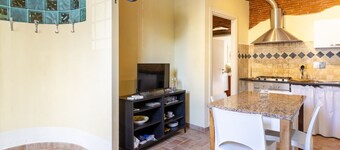 Colorful 60 sqm apartment, ideal for 4 people, located on the ground floor of a building with independent entrance (one step to access it). The property is located a few steps from the Villa Mimbelli Park, the suggestive Terrazza Mascagni and the Viale I