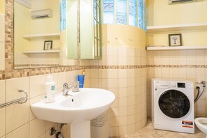 Douche, sèche-cheveux, bidet