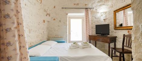 1 habitación, tabla de planchar con plancha, wifi y ropa de cama