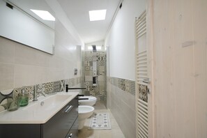 Regadera, secadora de cabello, bidet, toallas 