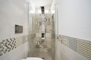 Een douche, een haardroger, een bidet, handdoeken