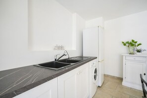 Réfrigérateur, micro-ondes, plaque de cuisson