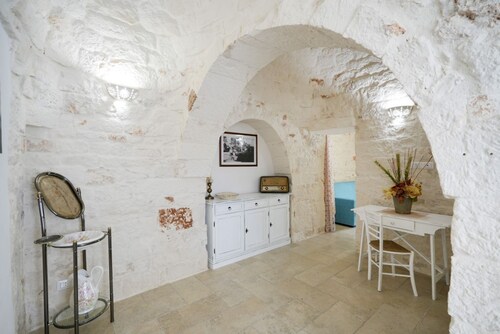 Cozy apartment equipped with all comforts to accommodate up to 4 people, located on the ground floor of a complex of trulli with typical and evocative architecture. The accommodation is located in an enviable position: just 10 minutes from the historic c