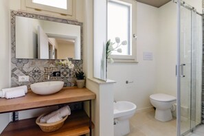 Doccia, asciugacapelli, bidet, asciugamani