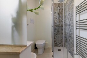 Dusche, Haartrockner, Bidet, Handtücher