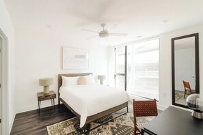 4 slaapkamers, een bureau, een strijkplank/strijkijzer, gratis wifi