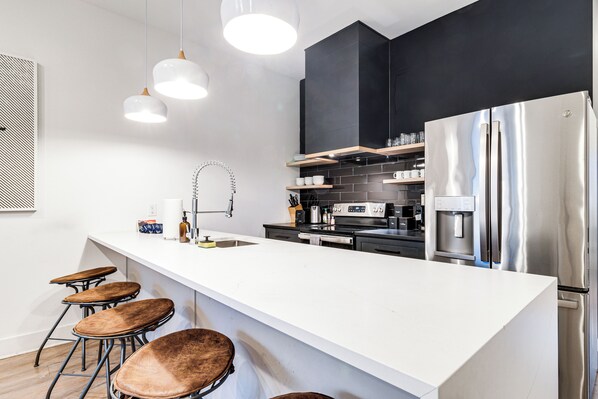 Fridge, microwave, oven, stovetop - The Grove #6 by AvantStay | Music Row at your doorstep (Nashville)