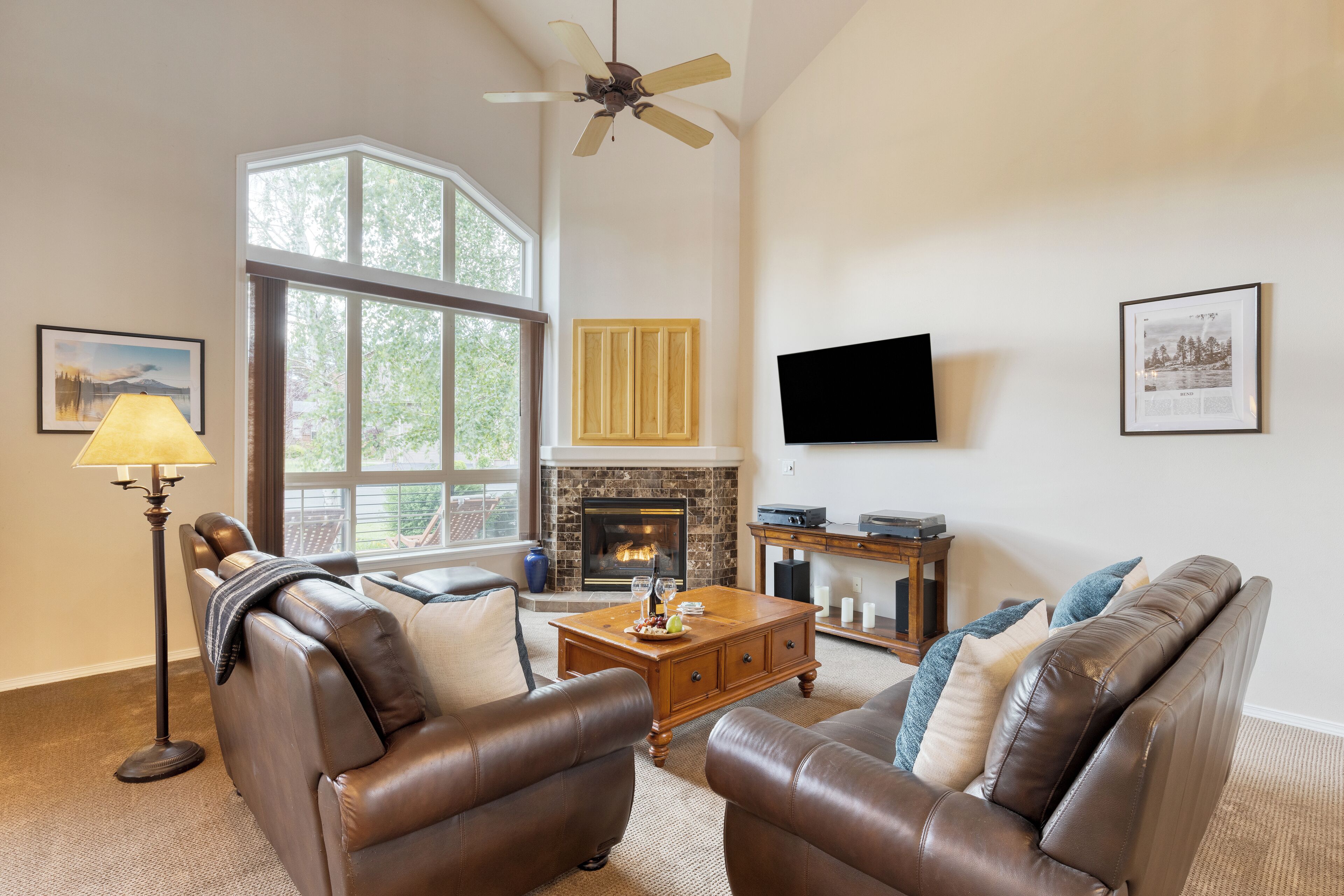 Smart TV, chimenea y oficina 