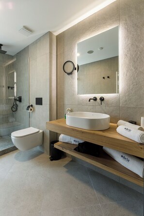 Dusche, kostenlose Toilettenartikel, Haartrockner, Hausschuhe