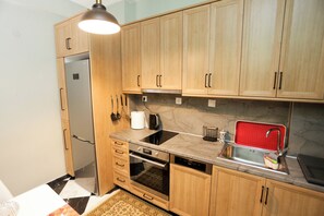 Frigorífico, horno, lavavajillas y cafetera o tetera