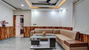 1 bedroom, bed sheets - Hotel Beaumont Inn   (New Delhi)