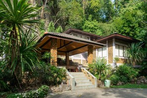 Double Room | Free WiFi, bed sheets - Puprai Tarnnarm Resort (Thong Pha Phum)