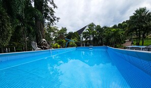 Outdoor pool - Puprai Tarnnarm Resort (Thong Pha Phum)