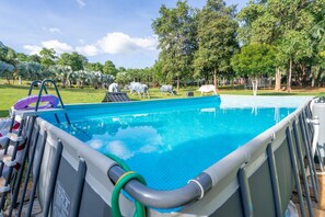 Outdoor pool - Puprai Tarnnarm Resort (Thong Pha Phum)