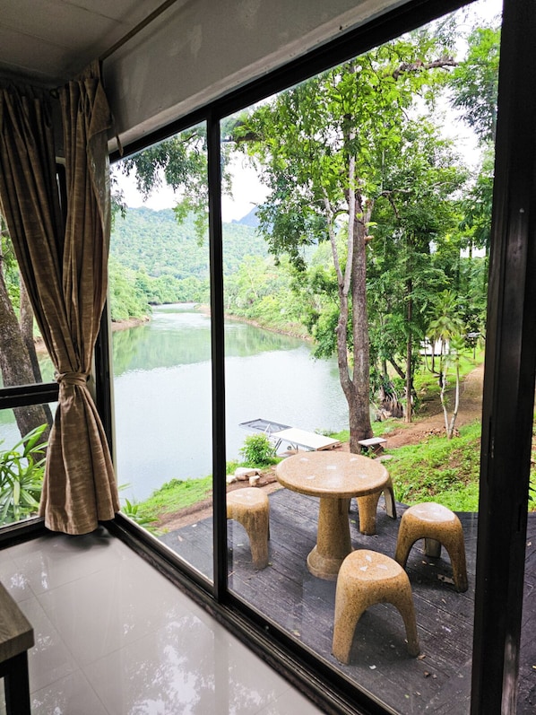 Rom – deluxe, 1 kingsize-seng, elveutsikt | Utsikt fra rommet