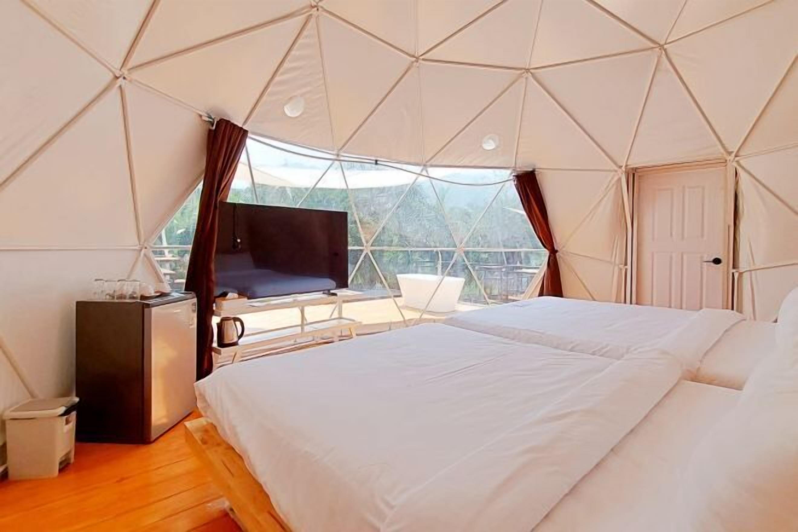 Free WiFi, bed sheets