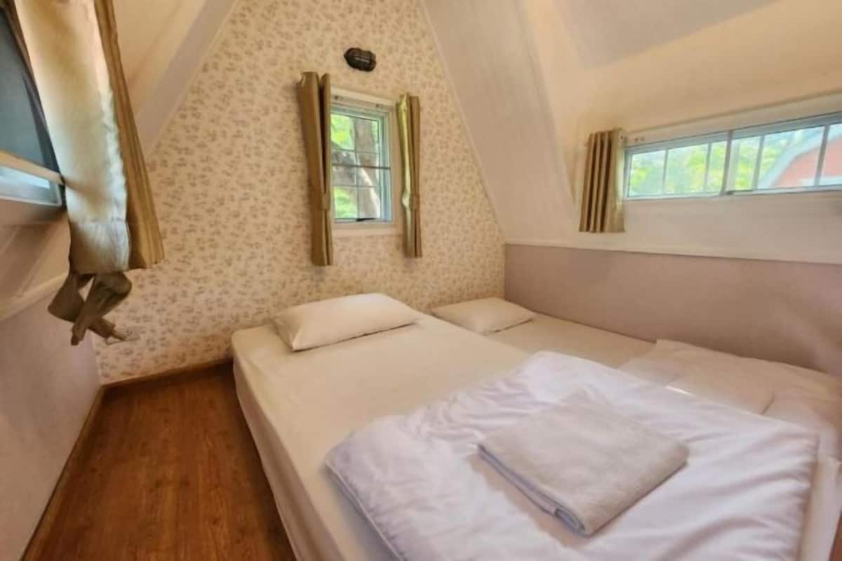 1 bedroom, free WiFi, bed sheets