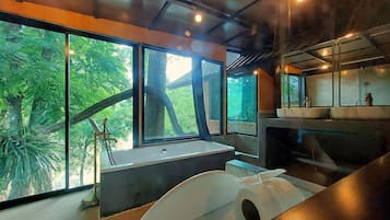 Grand Quadruple Room | Bathroom | Shower, bidet, towels, soap