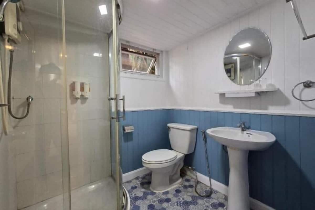 Bathroom | Shower, towels, toilet paper