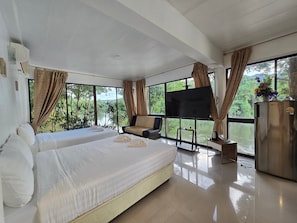 Rom – deluxe, 1 kingsize-seng, elveutsikt | Wi-fi (inkludert) og sengetøy