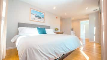 Habitació doble Deluxe, 1 llit de matrimoni gran, vistes a la ciutat | Caixa forta a l'habitació, decoració individual i mobiliari individual