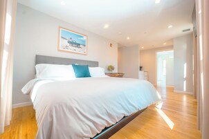 Deluxe Double Room, 1 King Bed, City View | In-room safe, individually decorated, individually furnished, desk