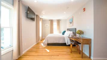 Deluxe tweepersoonskamer, 1 kingsize bed, uitzicht op stad | Een kluis op de kamer, individueel gedecoreerd, individueel gemeubileerd