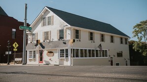 Un bâtiment à deux étages, avec une enseigne indiquant « Squiretown Rd » et une devanture de magasin portant l’inscription « B&B ».