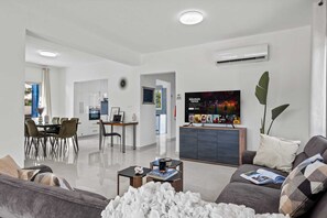 Smart TV - Adamante Luxury Villa by Nomads (Paphos)
